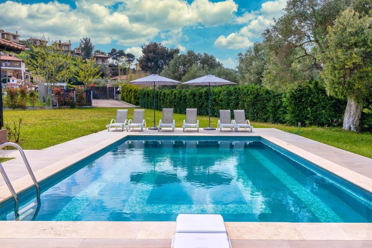 Friday Mood By Diomedes Group Vila *