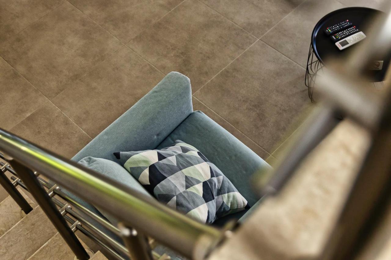 Vila Friday Mood By Diomedes Group